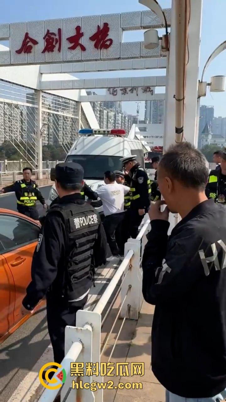 湖南衡阳小伙为求女友复合上演轻生苦肉计 中途又反悔 “桥不跳了，人还是要带走的！”-4