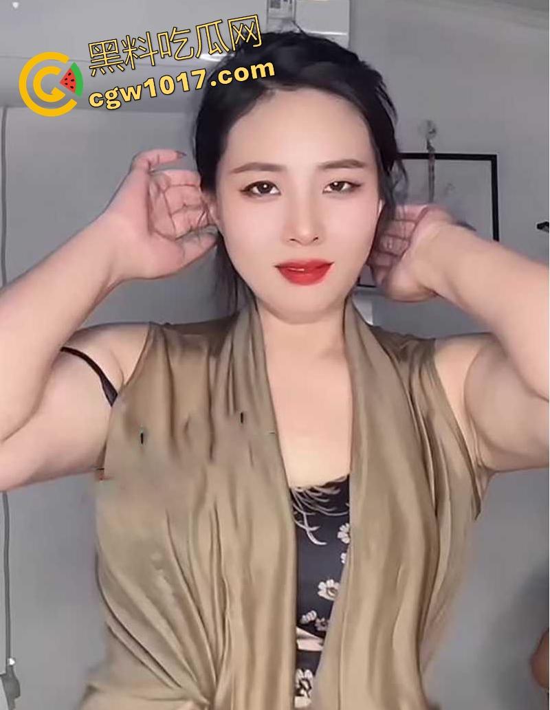 快手熟女网红【二娘肚皮舞】玩裸聊掰穴自慰喷尿！风韵犹存的微胖身材，犹如西瓜大的巨乳，比基尼骚裤下藏着久经沙场的肥穴！-2