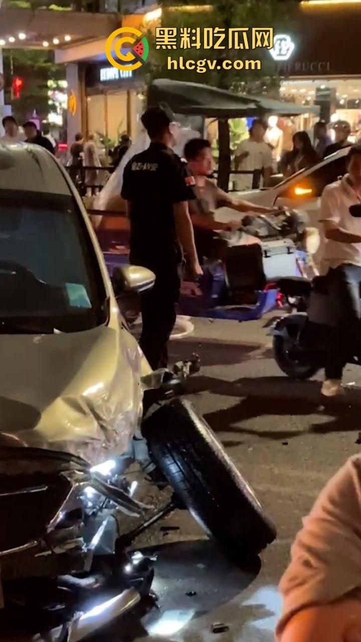 广东汕头一男子车速过快 与迎面三车连环相撞 现场豪车一堆 估计要赔死了-2