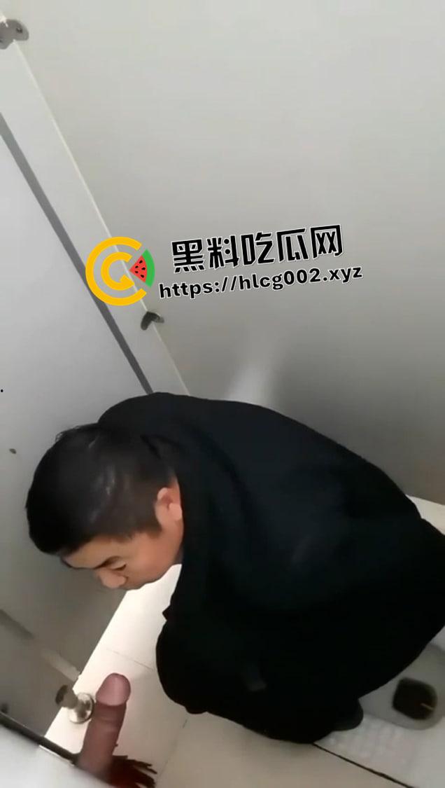 我最恨被人拿枪指着！中年大叔拉屎途中遇上鸟洞露屌 这不把屎糊上去-4