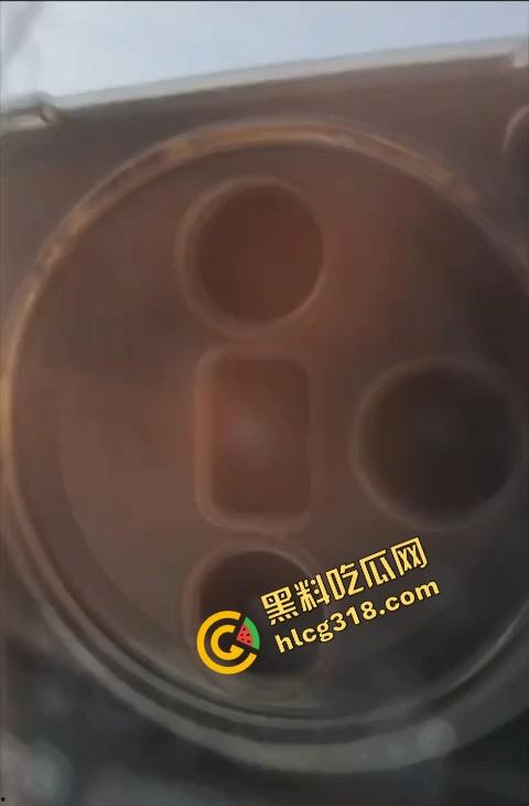 哥们透过玻璃偷拍车震,妹子嫩得像刚成年,结果让个死样男操了,哥们近距离偷拍画面曝光!-6