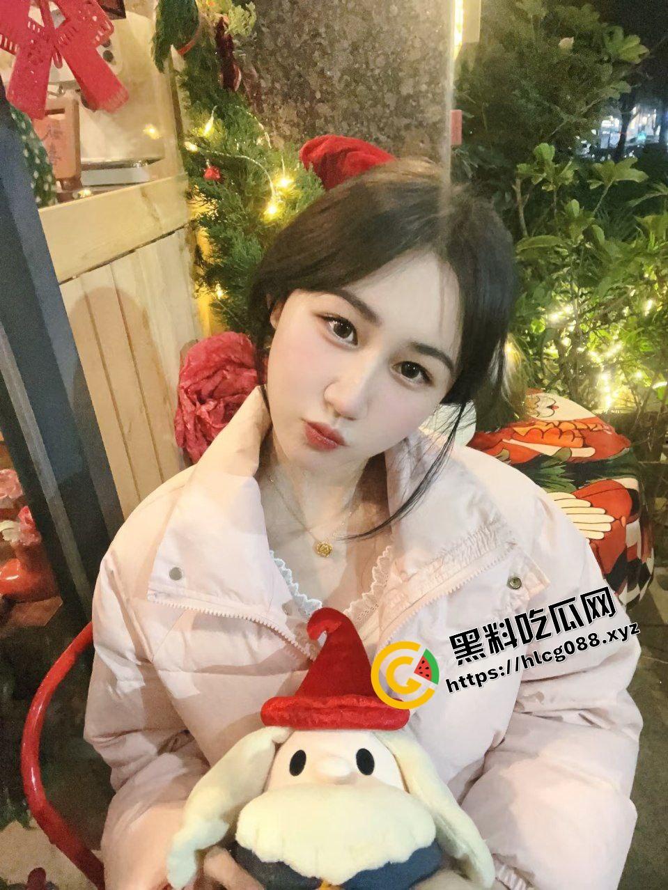 瓜友投稿曝光自己老婆！从反差骚鸡调教成淫妻老婆，酒店全裸肥臀鲍鱼后入，找搭子一起操！-3