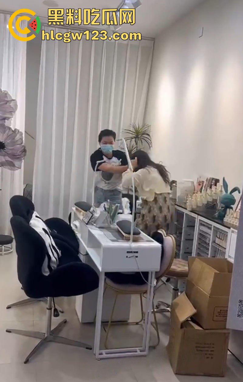 低胸妆小三在美甲店,被情夫正室手撕暴揍,这小三骚得像夜店头牌,吊带当场被扯烂太刺激了!-1