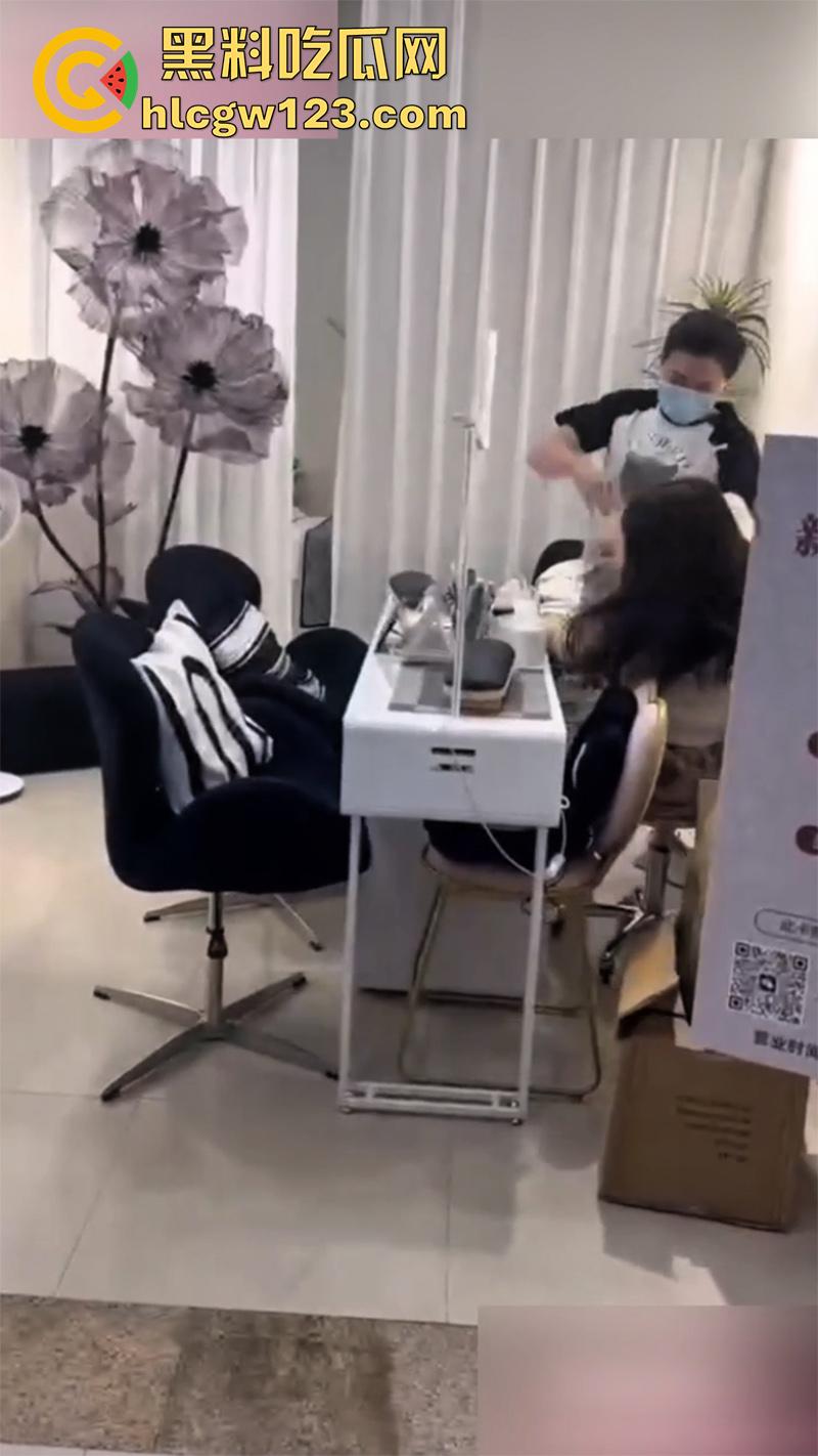 低胸妆小三在美甲店,被情夫正室手撕暴揍,这小三骚得像夜店头牌,吊带当场被扯烂太刺激了!-2