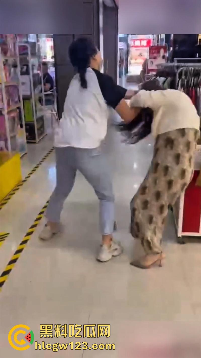 低胸妆小三在美甲店,被情夫正室手撕暴揍,这小三骚得像夜店头牌,吊带当场被扯烂太刺激了!-4