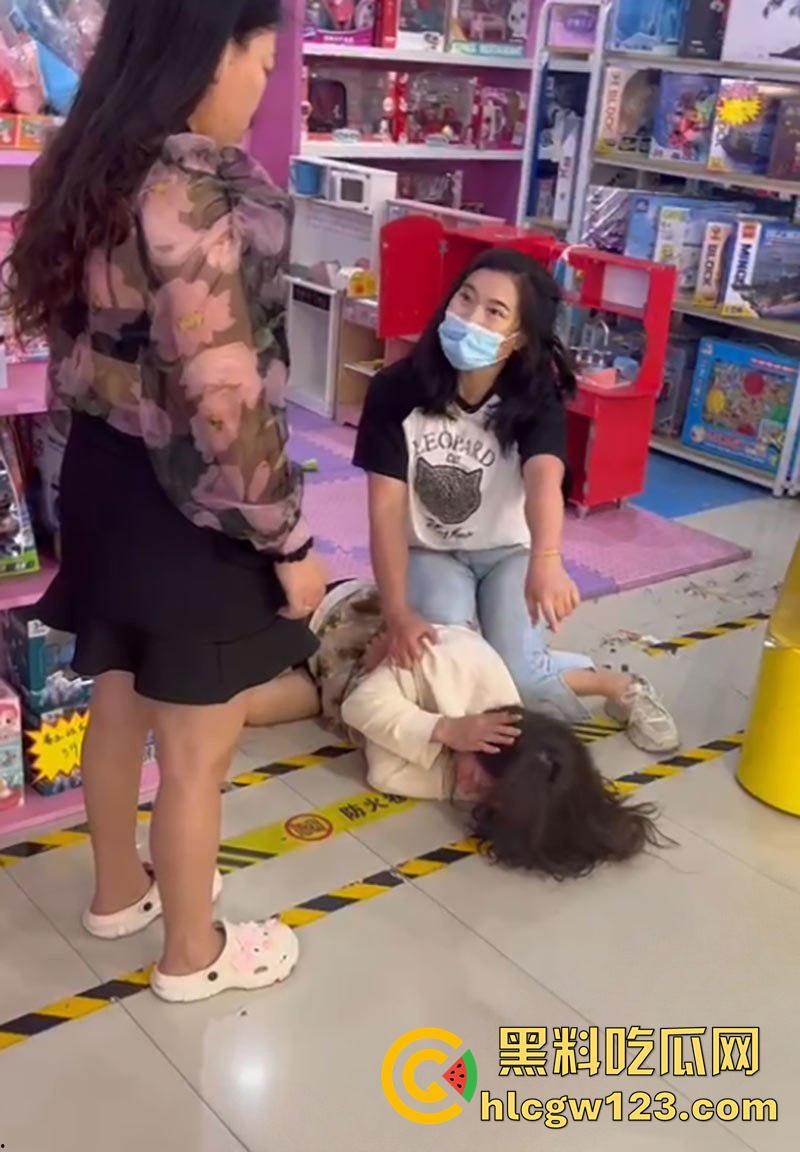 低胸妆小三在美甲店,被情夫正室手撕暴揍,这小三骚得像夜店头牌,吊带当场被扯烂太刺激了!-5