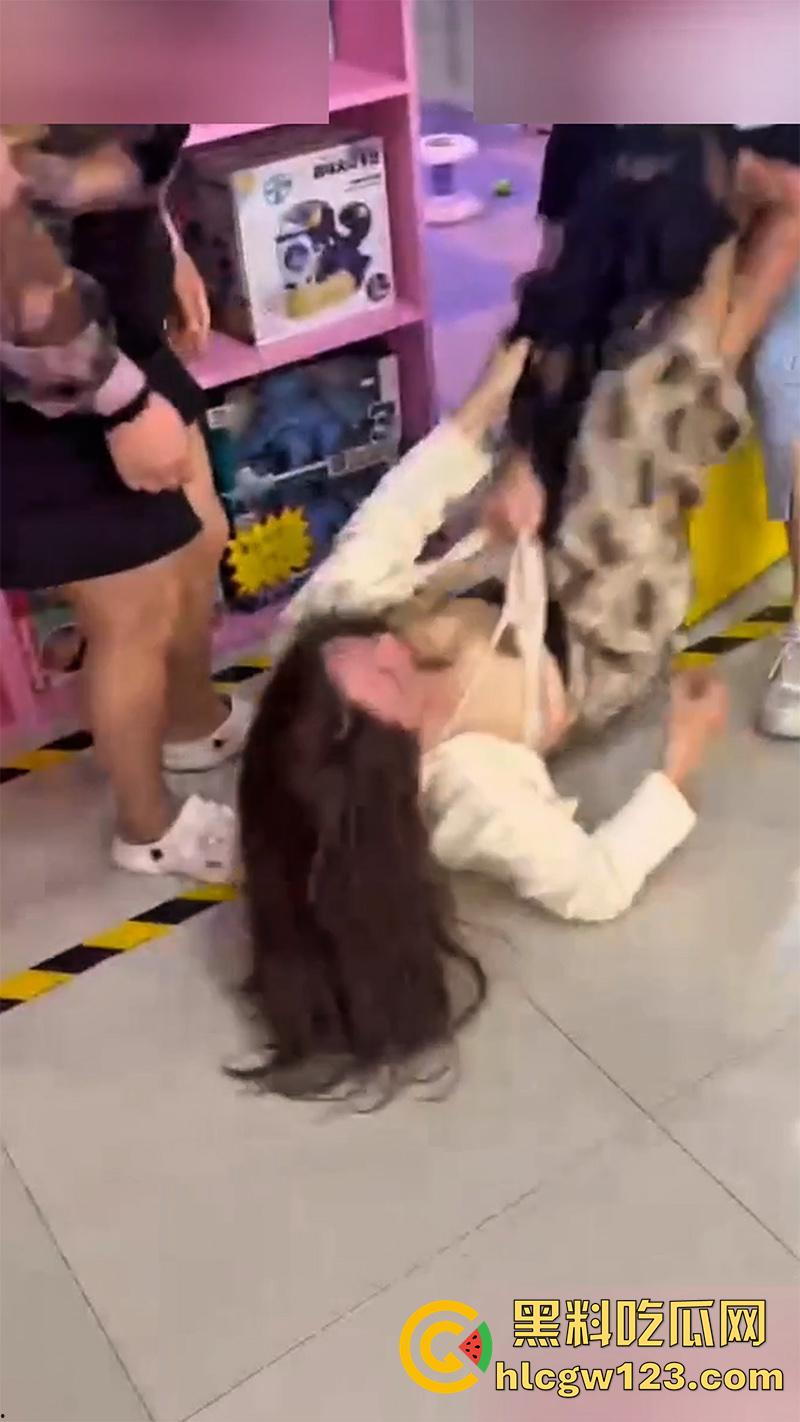 低胸妆小三在美甲店,被情夫正室手撕暴揍,这小三骚得像夜店头牌,吊带当场被扯烂太刺激了!-7