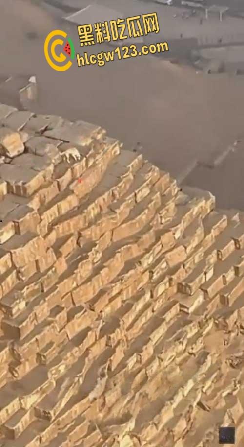 狗狗硬爬126米金字塔顶，狂吠耍帅当“法老”，稳稳下塔震惊全球！-7