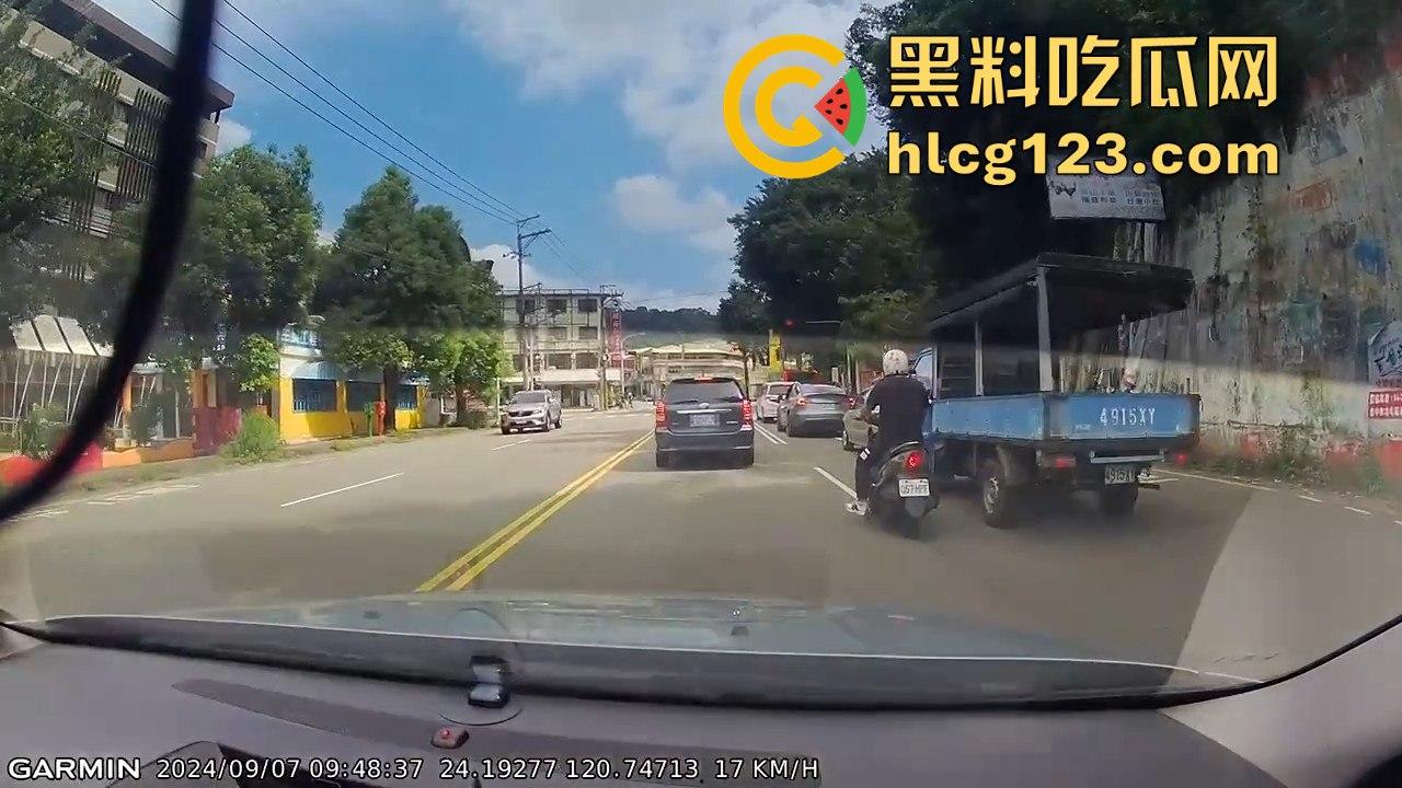 台湾便衣警察摩托车别停货车，上演街头惊险抓捕在逃犯！-5