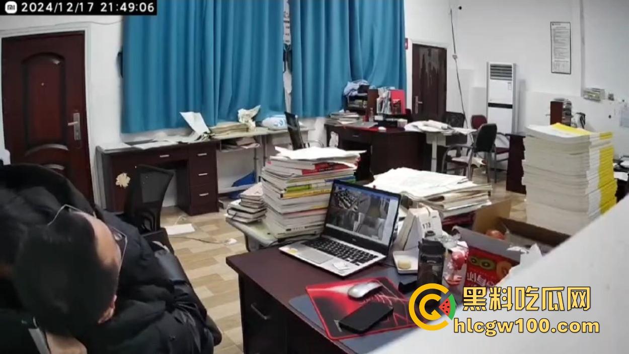 四川达州铭任园高中爆出办公室勾引学生丑闻,监控全程记录,人前讲台上授课,人后办公室搞暧昧 教书变勾引术了?-7