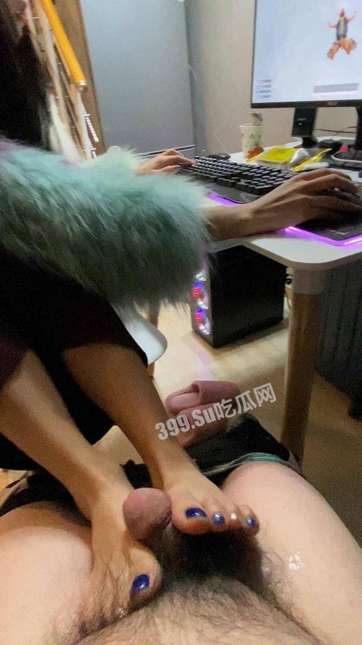 反差女大学生骚操作 双手吃鸡 双脚帮男朋友足交 游戏结束开始实战！-2