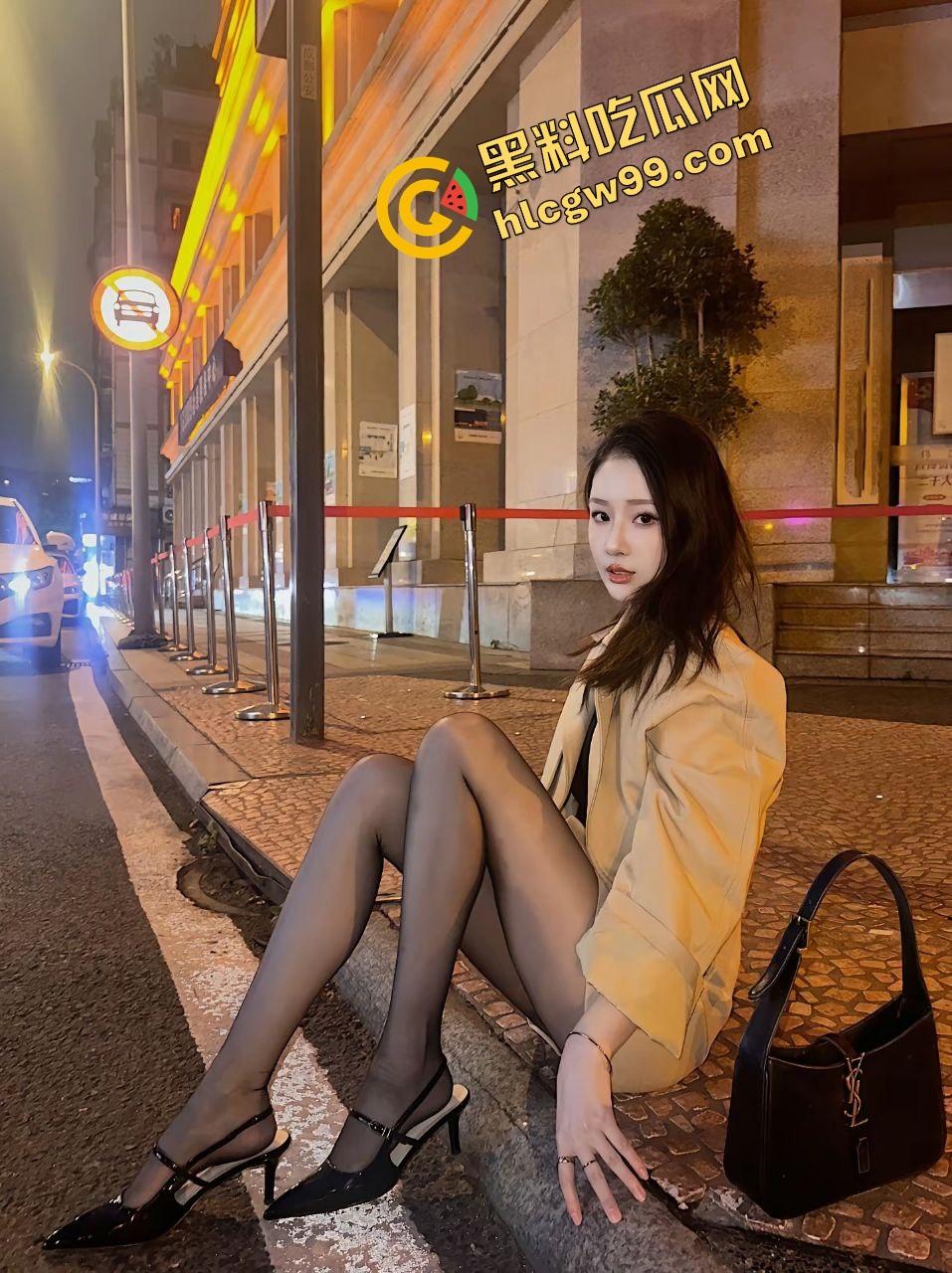 重口调教！成都骚鸡『于雯』喊闺蜜整活上演拉屎吃屎，2公狗躺地仙女蹲姿拉屎进嘴！独家曝光流出！-2