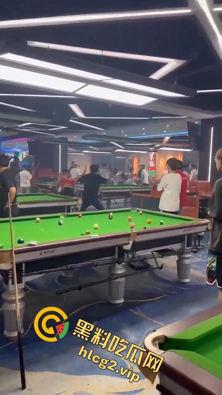 台球厅上演武林风！因输两局发生冲突，三根球杆被打断！-3
