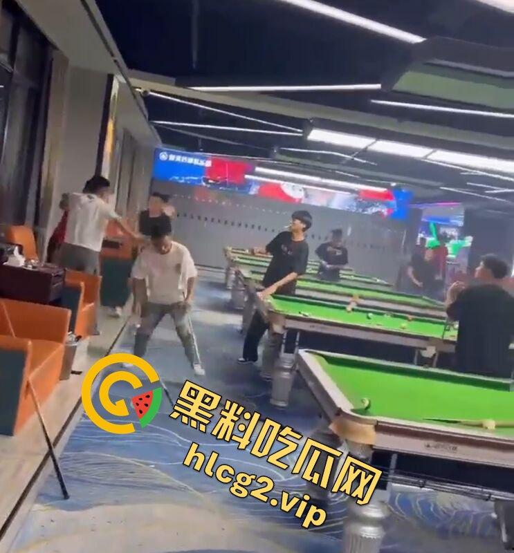台球厅上演武林风！因输两局发生冲突，三根球杆被打断！-10