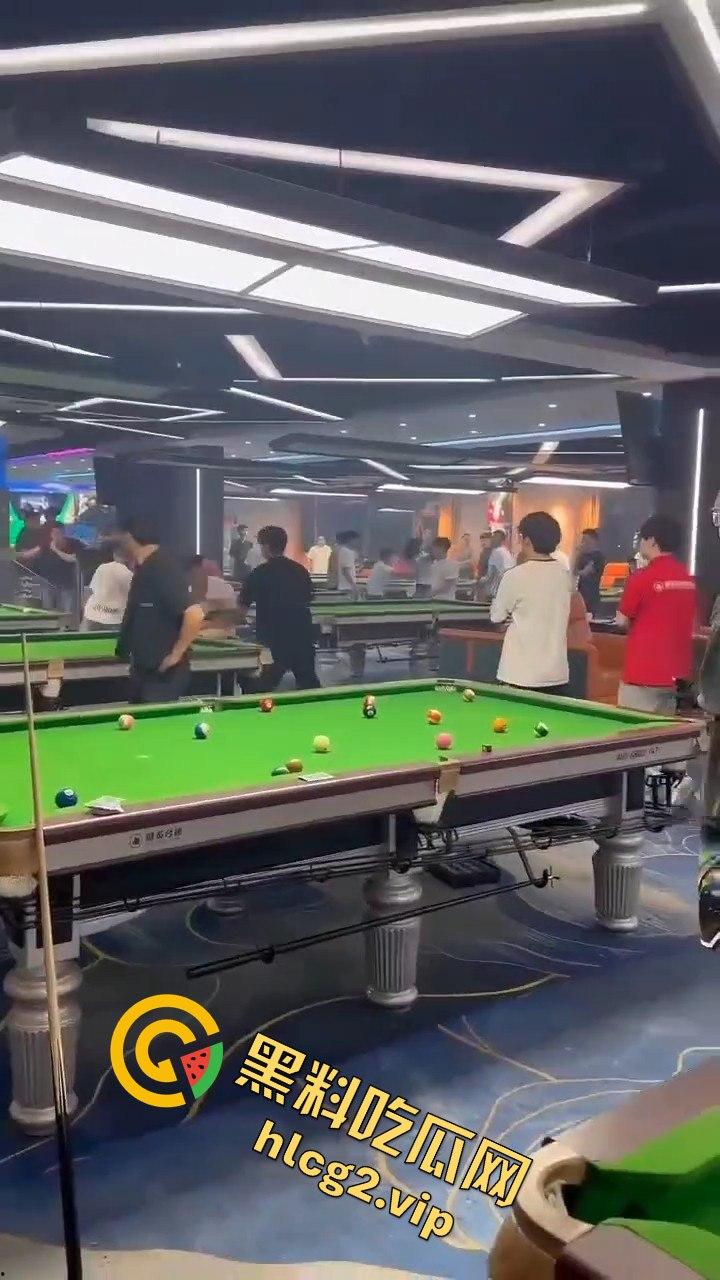 台球厅上演武林风！因输两局发生冲突，三根球杆被打断！-12