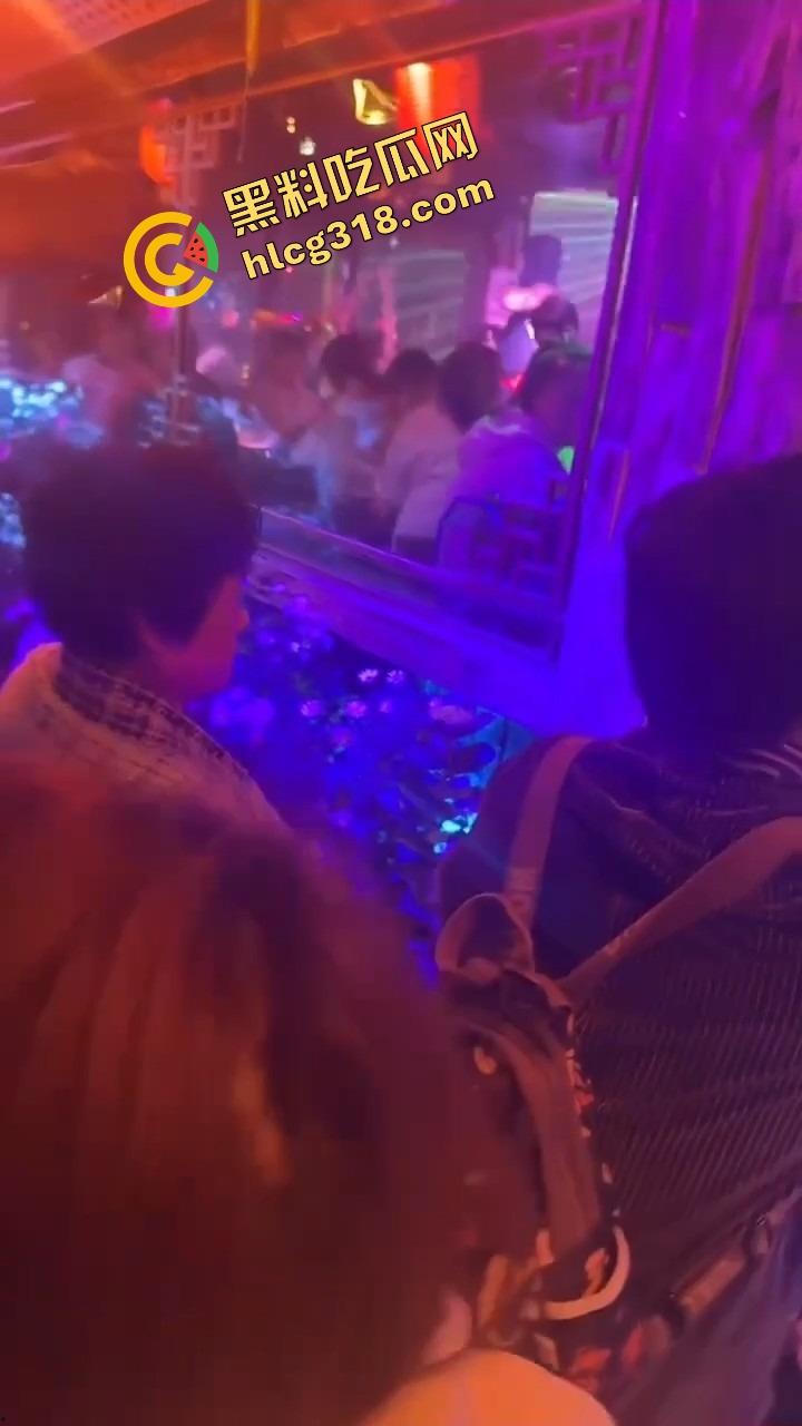 丽江夜店大爷站原地看骚舞看傻，大妈扯断胳膊都拉不走，大爷喊别拽，我马上射了！-2