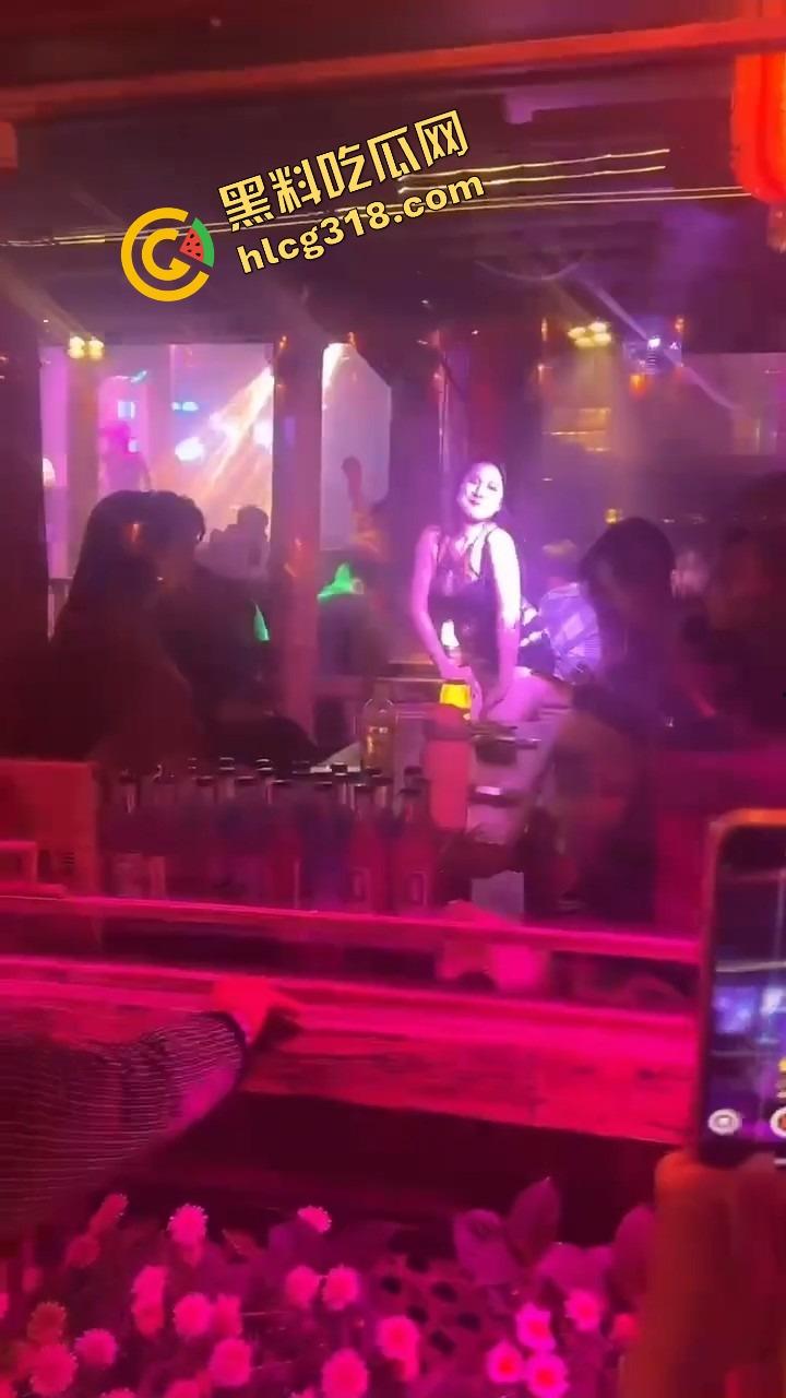 丽江夜店大爷站原地看骚舞看傻，大妈扯断胳膊都拉不走，大爷喊别拽，我马上射了！-3