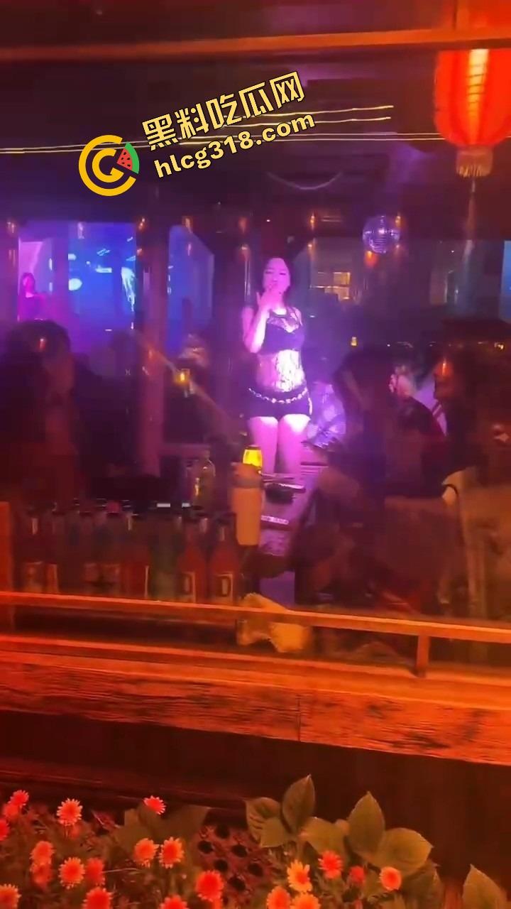 丽江夜店大爷站原地看骚舞看傻，大妈扯断胳膊都拉不走，大爷喊别拽，我马上射了！-4