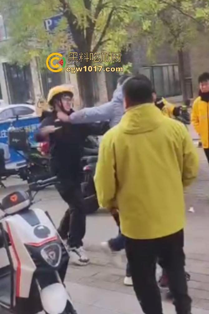 石家庄美团外卖小哥忍无可忍血刃站长，5块单子只给1块，离职扣80%工资逼人走绝路，这不是活该找刀吗？-4