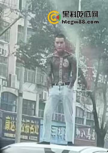 信阳固始惊现爬车怪，美女经理新买的车惨遭当街爬车，心疼到怀疑人生！-4