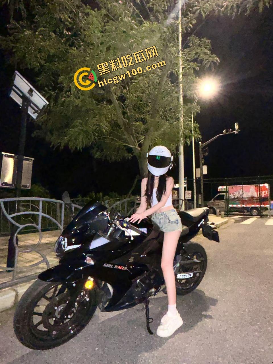 广西北海清纯机车女孩【袁晴】机车女反差骚贱的一面，约炮酒吧小帅后入猛插，抱起来爆操！独家流出！-5