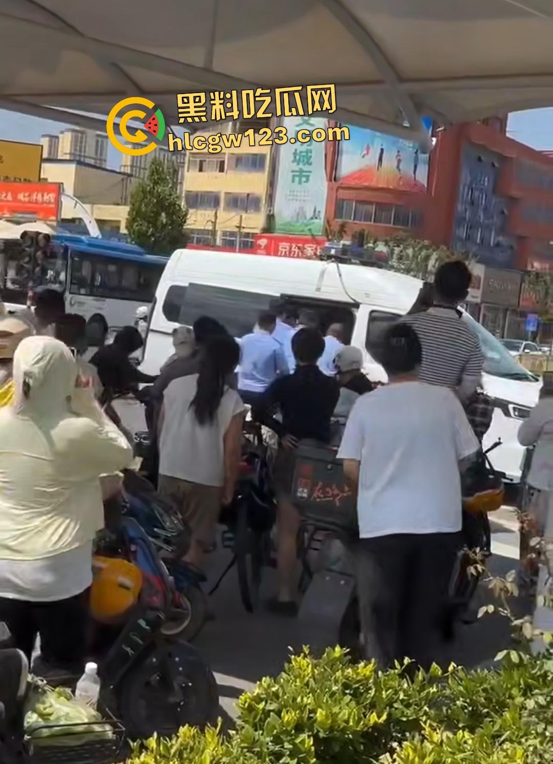 山东菏泽东明县五四路网红【玲玲宝贝】违停罚单后彻底疯魔！爬警车引擎盖大吼被强制拖走-6