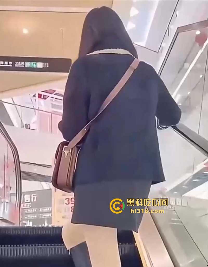 跟清纯女友优衣库试衣间偷操,口交后入超刺激,奈何半路有人来换衣服,回家继续打桩爆操!-1