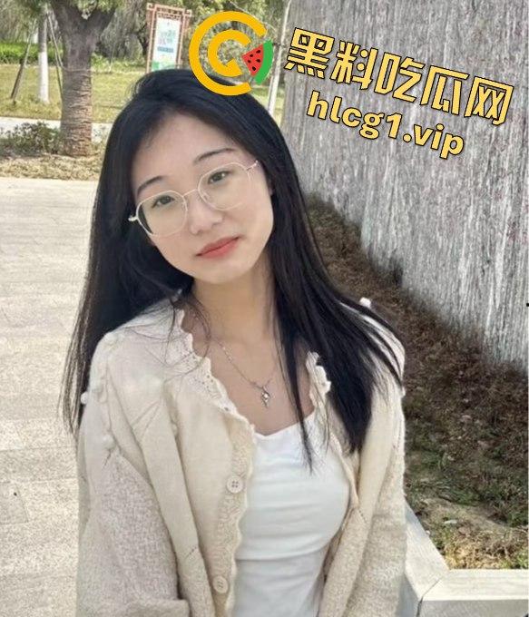 清纯妹子的火辣反差！湖北科技学院崔西梅酒店大战，眼镜一秒变母狗！-1