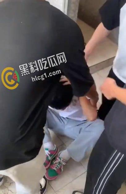 漳州市南靖县高新学校 中学生校园霸凌 厕所群殴 疯狂殴打落单小男孩！-4