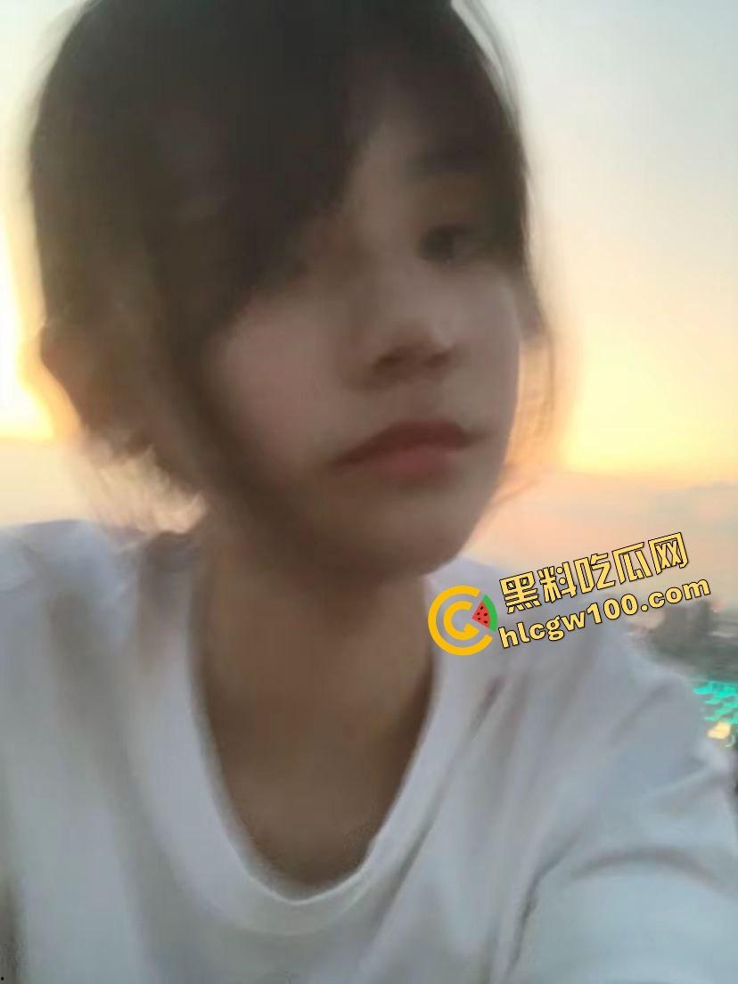 海南海口骚贱少妇人妻母狗【周心诺】眼镜婊白虎肥逼手指塞满，掐脖爆操淫叫连连！独家曝光流出！-4