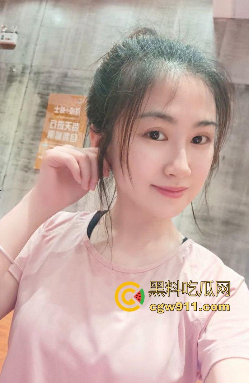 江苏极品少妇【刘玲玲】出轨视频曝光，清纯幼态的极品少妇，手指挑逗无毛骚穴，淫水四溢极其撩人！-1