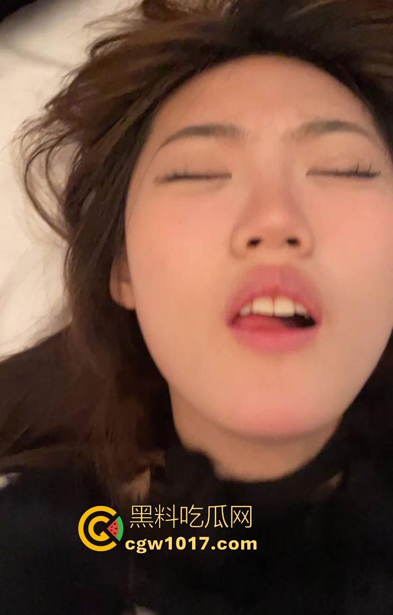 屌大的人优先享受极品御姐！瓜友分享网聊邂逅高挑骚逼，露脸深吞鸡巴，酒店狂野榨精，完事主动拿刮胡刀把逼毛刮了！-6