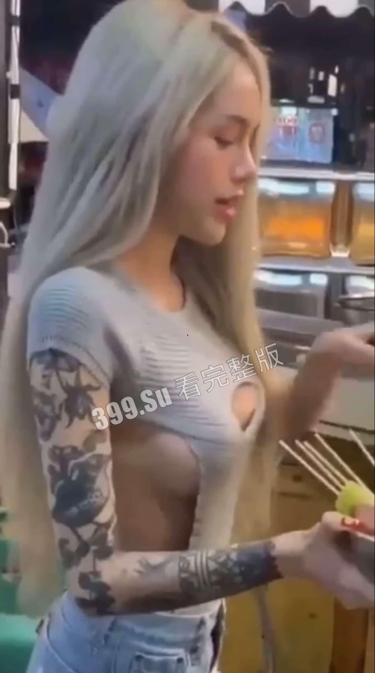 #台湾 #直播 台湾烧烤店豪乳老板娘下海兼职大玩拉拉女同，因纹身太显眼，被网民认出-2
