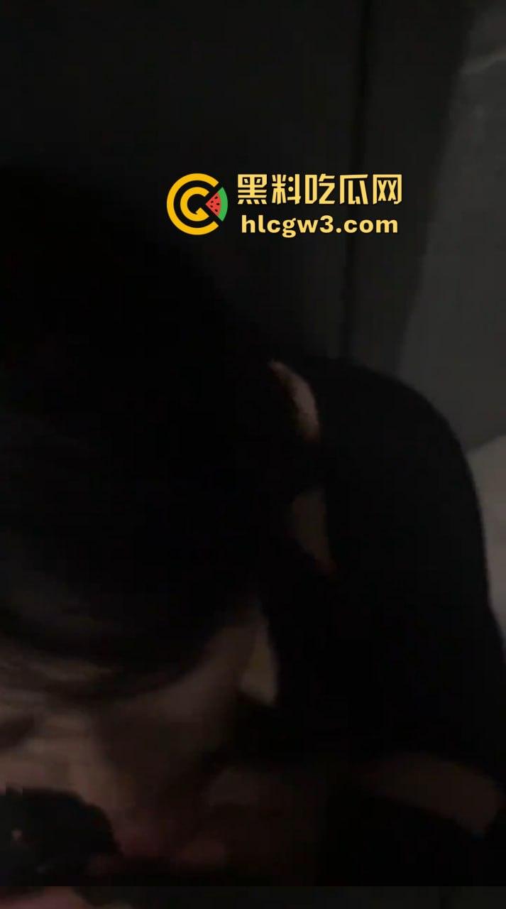 河南老哥舔狗日记活得太憋屈 开早餐店伺候离异少妇 少妇背地里吃鸡开房忙着补口红 还骂他不掏钱不够大方！-13