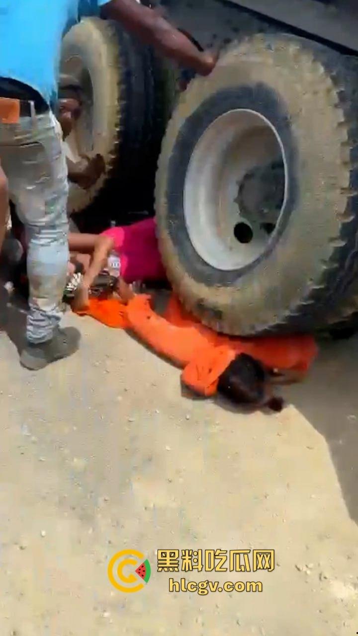 胆小别点！多米尼加高速车祸致三人碾成肉饼 无码实拍曝光惨烈现场-5
