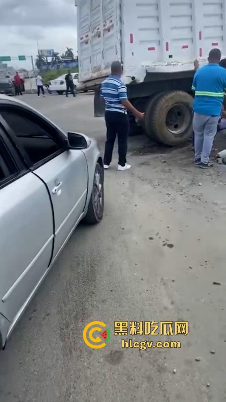 胆小别点！多米尼加高速车祸致三人碾成肉饼 无码实拍曝光惨烈现场-9