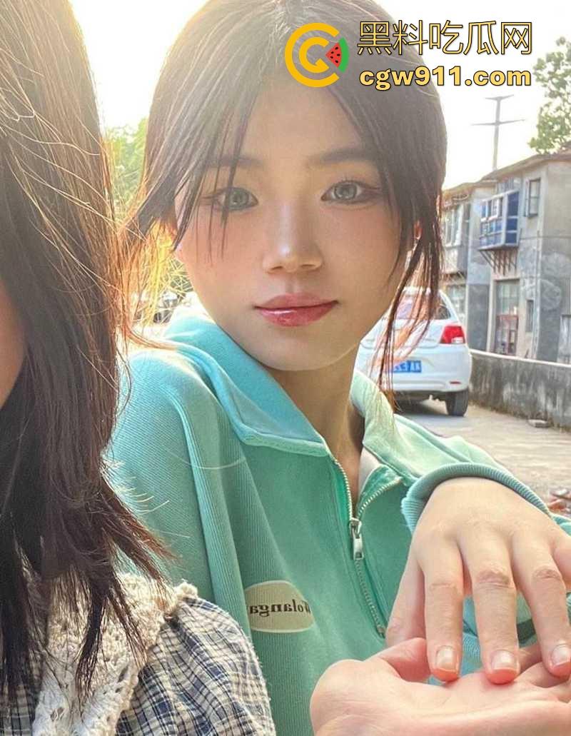 渣男曝光湖南前女友【刘美嘉】全裸揉奶露穴淫片，粉嫩奶头硬邦邦，聊天记录极其淫荡，小情侣玩的真骚啊！-7