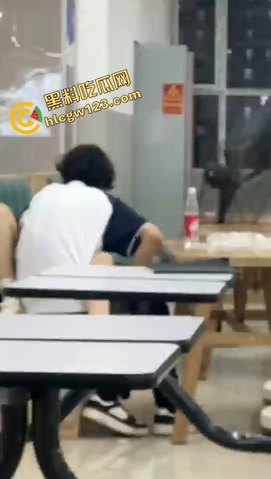 山西应用科技学院情侣在食堂开车！女的夹腿骑腰全程激情演出，你tm是在吃饭还是在拍无码片？-4