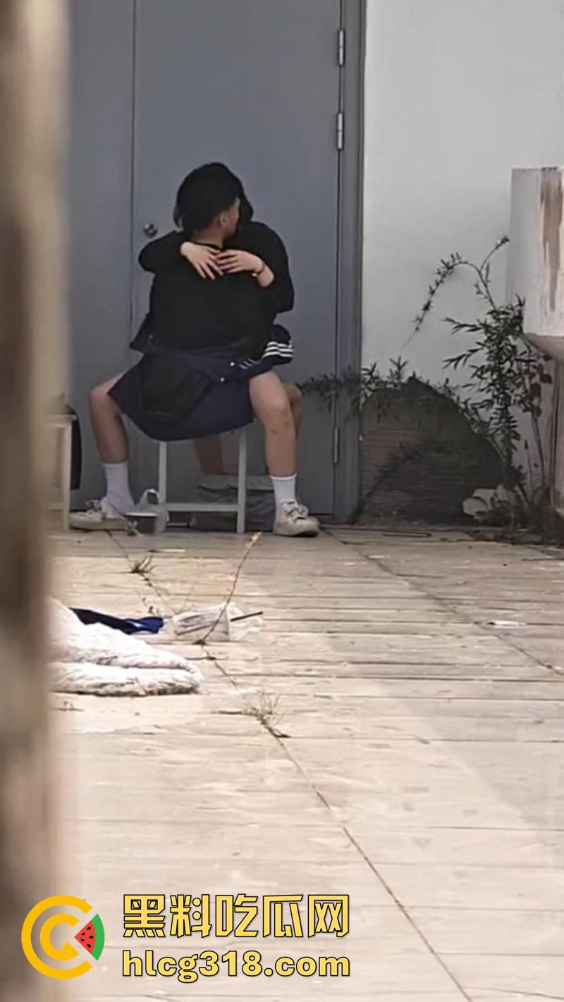 高中生小情侣学校楼顶露出做爱，无人的小拐角当场脱光女上位抽插，大奶学生妹性欲很强啊！-1