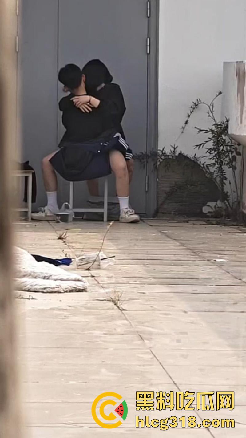 高中生小情侣学校楼顶露出做爱，无人的小拐角当场脱光女上位抽插，大奶学生妹性欲很强啊！-3