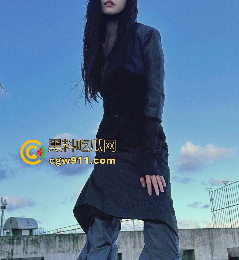 上海大学性感御姐【徐玥莹】与炮友性爱视频泄漏，炮友粗大鸡巴直插粉嫩骚穴，啪啪声震耳，直戳你的原始欲望！-2