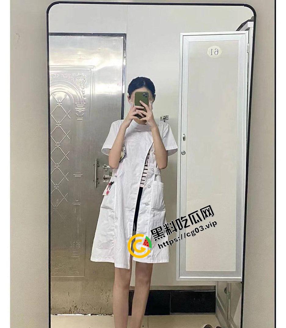 现在的小医院都这么野吗？ 白衣天使 清纯护士在手术室帮病人打飞机还口交-6