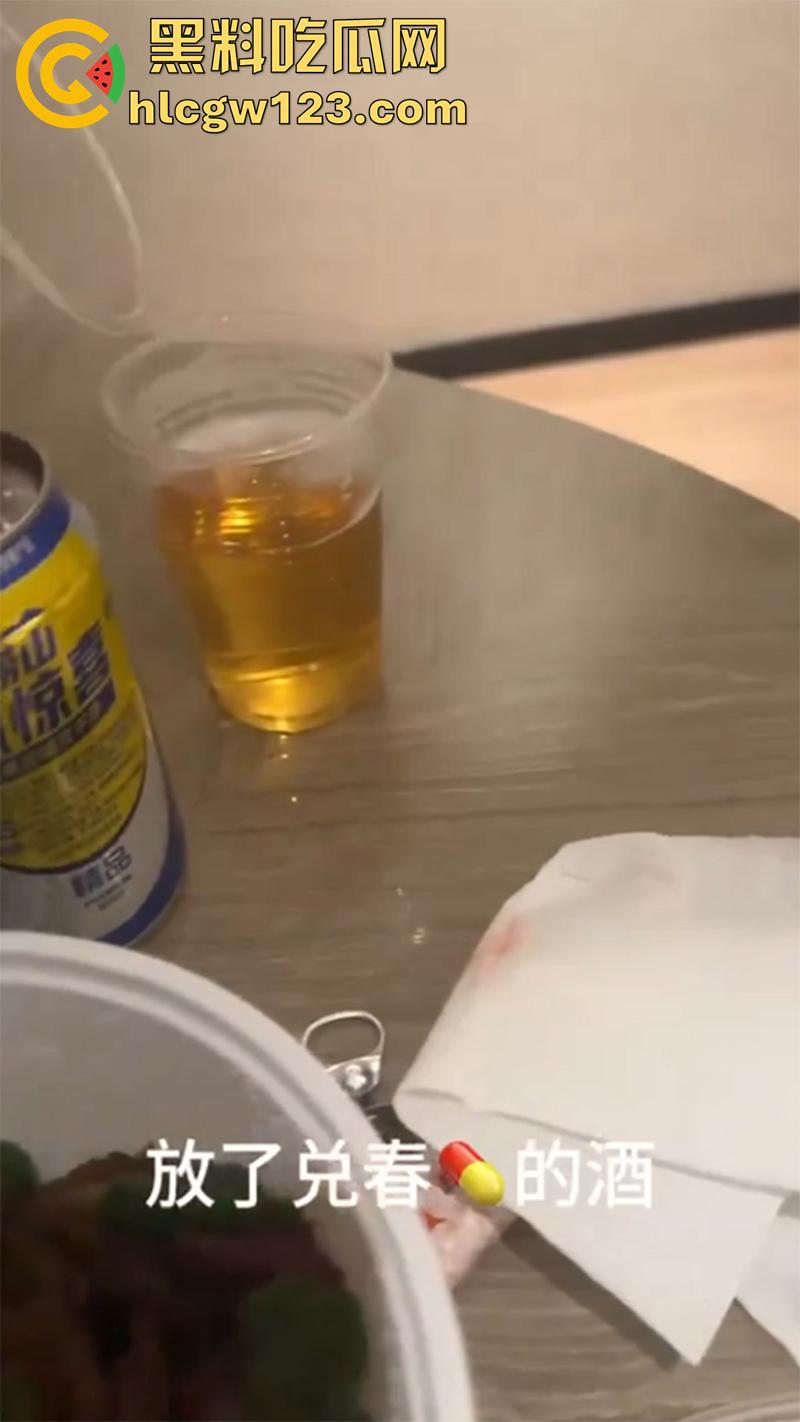 包臀裙长腿黑丝母狗，背着男友酒店约炮，结果被大神下春药，现场发骚激情啪啪，开裆黑丝好诱惑！-6