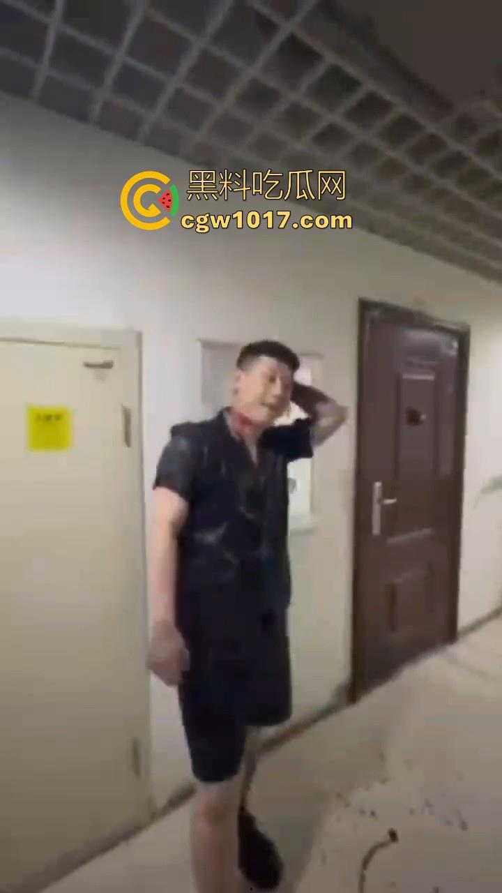 纹身的也不过如此嘛！来到精神小伙地盘，该挨打还是得乖乖老实挨打，一拳一脚直击头部，浑身是血极其惨烈！-4