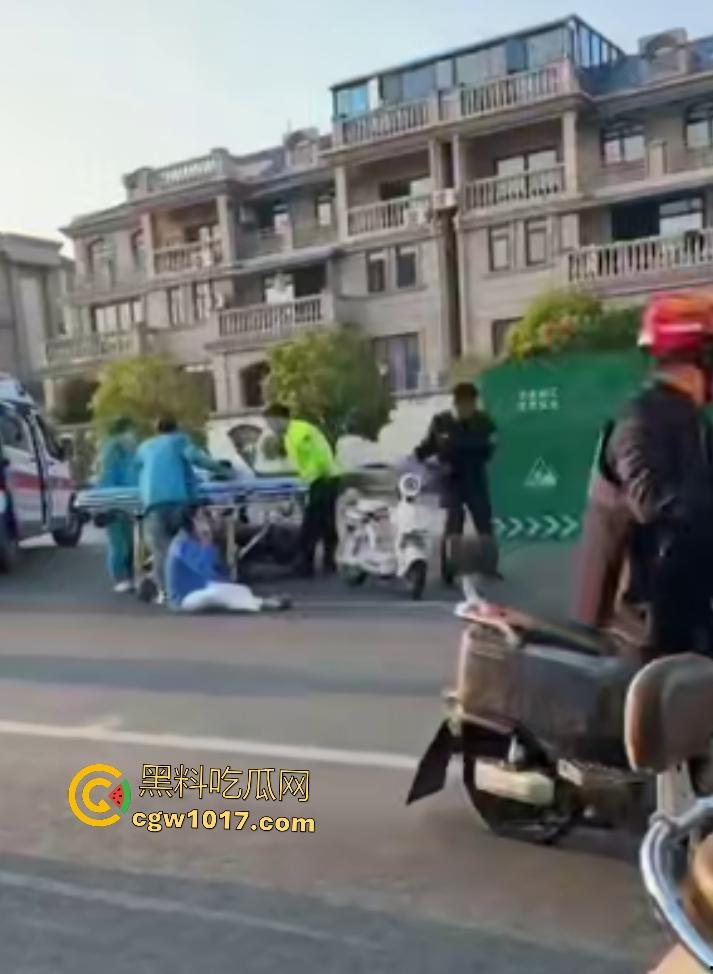 上饶电动车“奥斯卡”撞车大戏,大哥躺地飙演技假装植物人,女人快起来了他还全躺装死,影帝快起来领奖了!-5