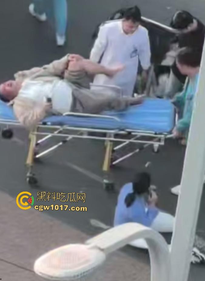 上饶电动车“奥斯卡”撞车大戏,大哥躺地飙演技假装植物人,女人快起来了他还全躺装死,影帝快起来领奖了!-7