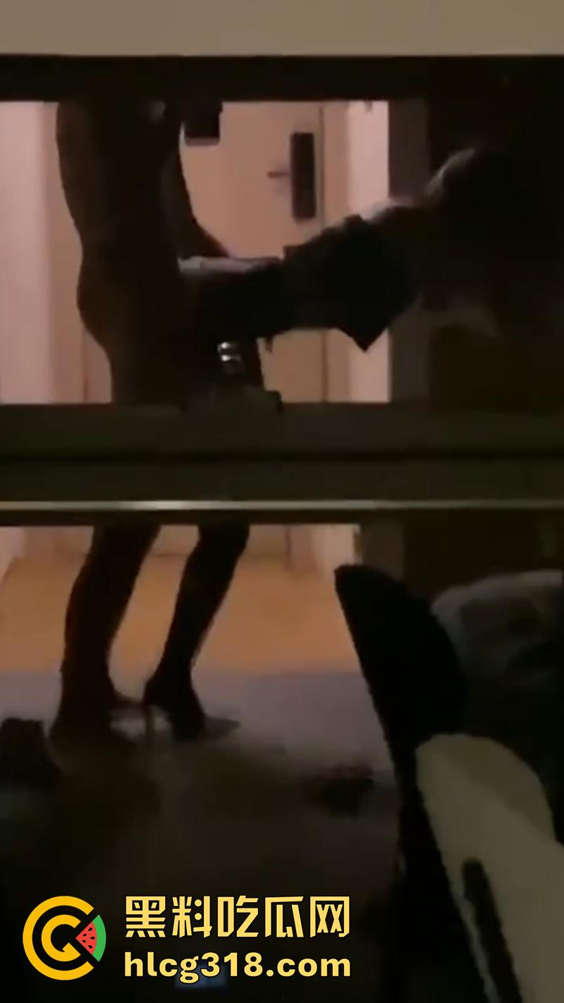 杭州173长腿母狗【王晓冰】，细腰长腿美臀诱人，沦为富二代母狗，后入啪啪自拍视频流出！-7