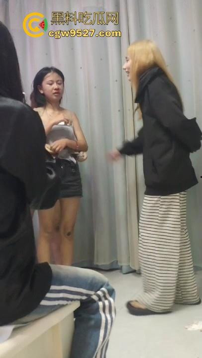 现在的精神小妹下手可是真狠啊！足足围起来殴打了十几分钟还不解恨，边打边对着镜头比耶！-5