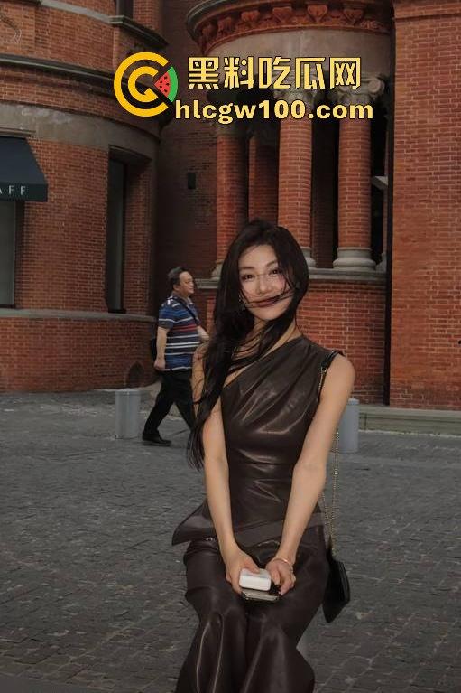 抖音反差婊【殷萧童】的大瓜吃了吗，直播双开一半抖音一半黄播的女主现化身名媛妄想挣脱互联网记忆。-6