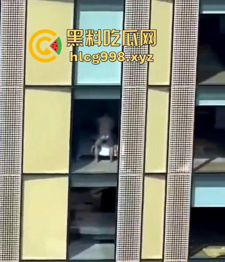 我嘞个骚刚！瓜友投稿酒店偷拍，激情后入到一半才发现是俩男的在搞！-8